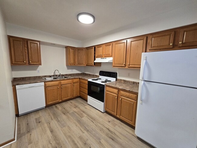 Building Photo - Large 2 Bedroom Townhouse - Burrell School District - Next to Hill Crest Country Club