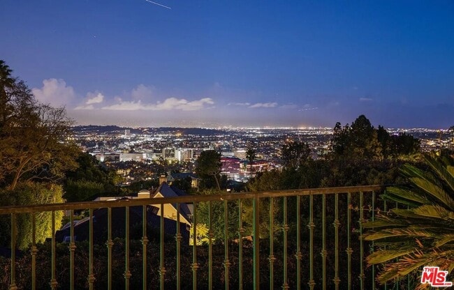 Building Photo - 1514 Sunset Plaza Dr