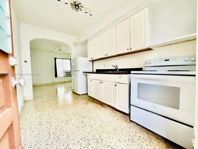 Building Photo - 2101 SW 3rd Ave