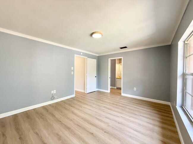 Building Photo - 817 Fairwood Forest Dr