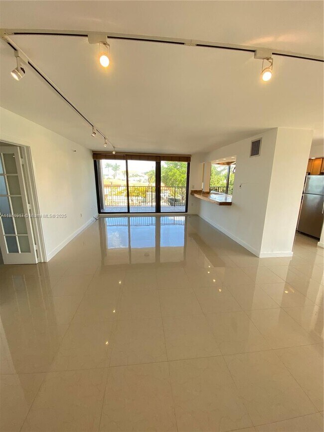Building Photo - 801 N Venetian Dr