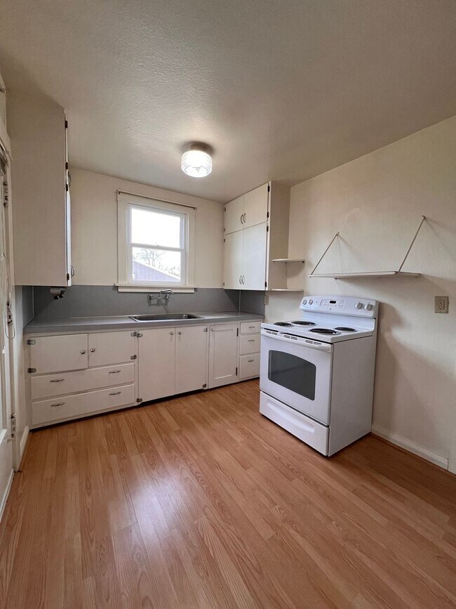 Building Photo - e2607