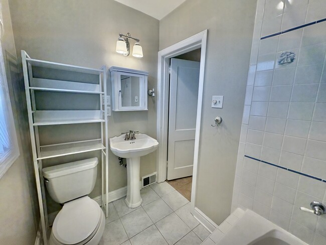 Building Photo - 798 Valley Rd