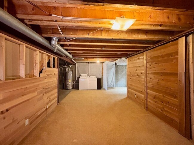 Building Photo - 8020 Holland Ct