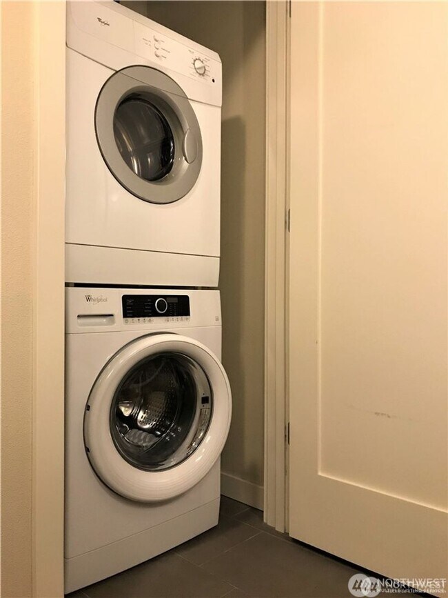 Building Photo - 0Bd/1Ba Seattle Condo