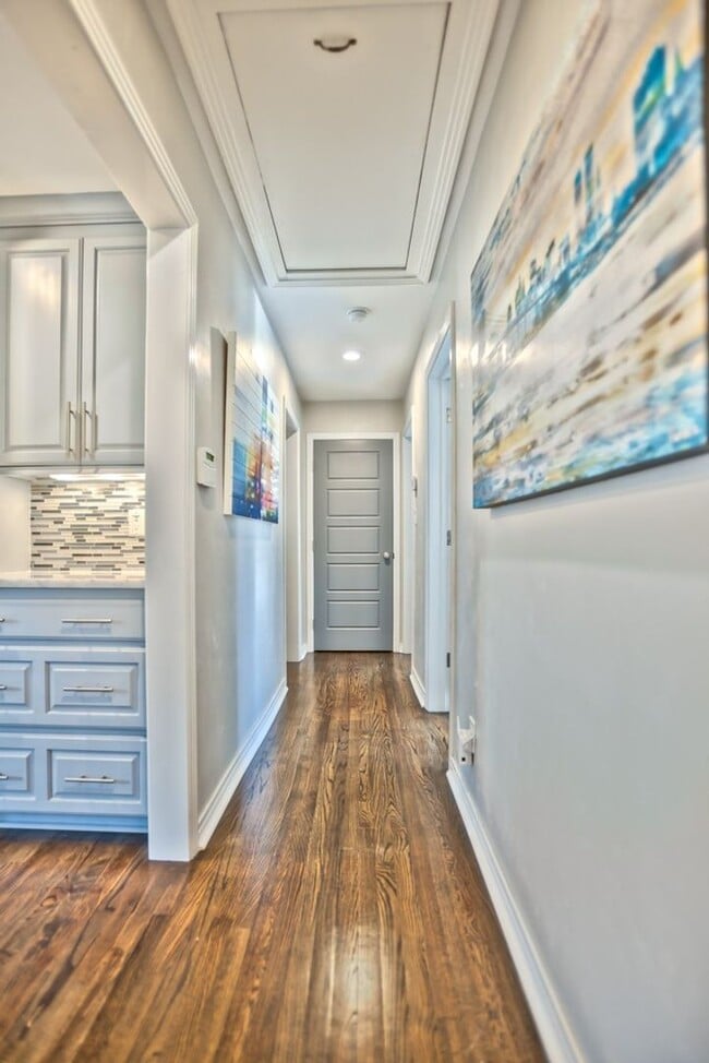 Building Photo - Gorgeous Single Family Home Located In Midtown. Huge Fenced in Backyard!