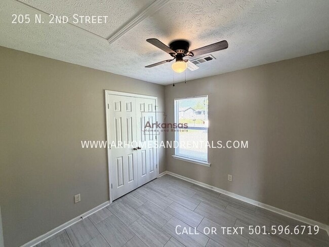 Building Photo - 205 N 2nd St