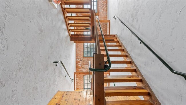 Building Photo - 407 Pine St