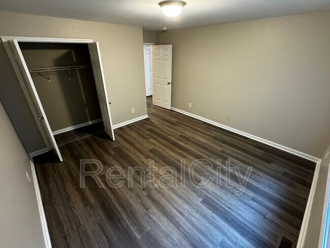 Building Photo - 120 Cloverdale St