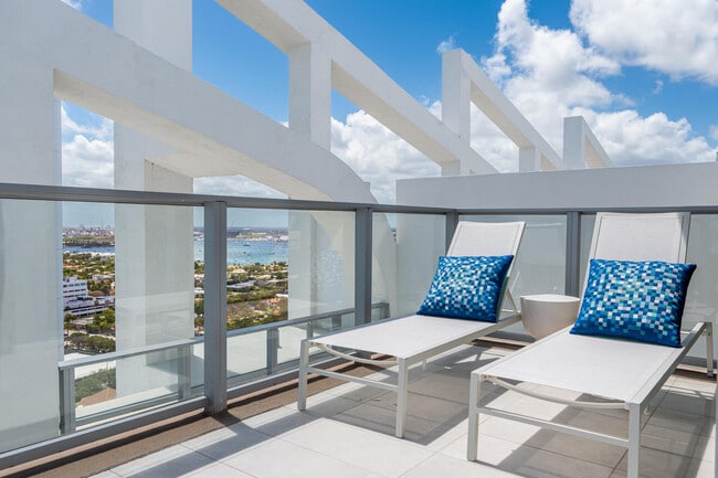 Building Photo - 3100 N Ocean Dr