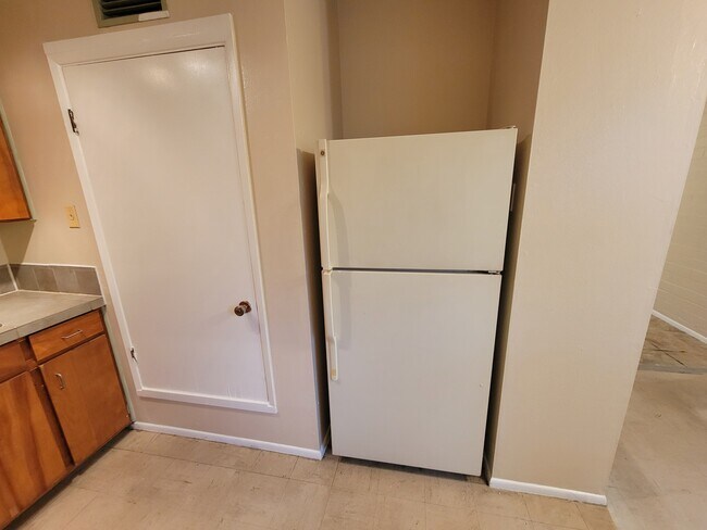 Building Photo - 3423 E Flower St