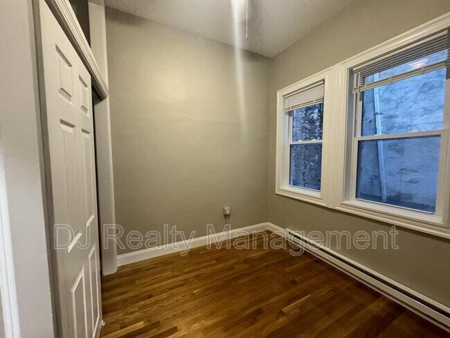 Building Photo - 60 N Margin St