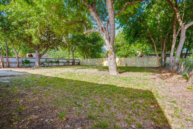 Building Photo - 7826 Woodshire Dr