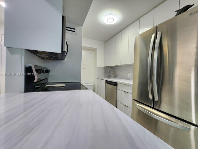Building Photo - 3505 S Ocean Dr