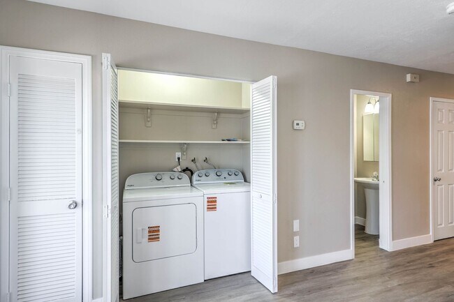 Building Photo - Huge one bedroom condo close community pool and tennis courts.