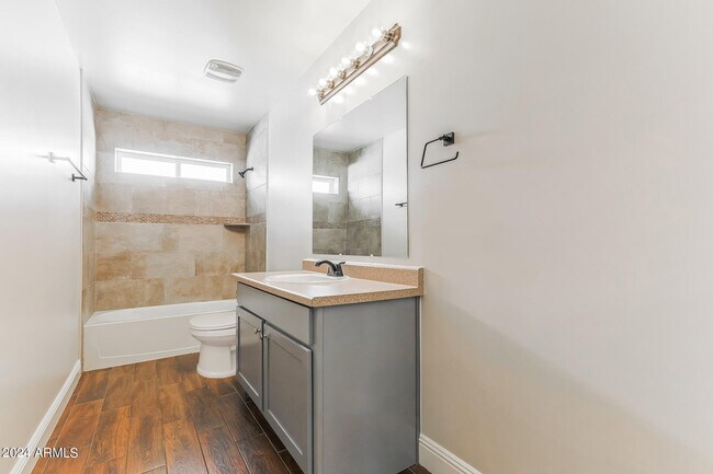Building Photo - 807 W Buist Ave