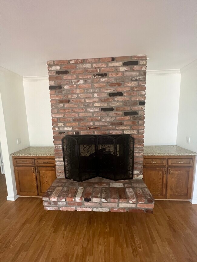 Dual fire place - 2345 E 16th St