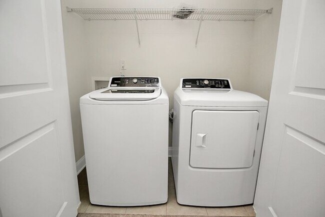 Building Photo - Stunning 3BD/2.5BA Townhome Minutes from Historic Belmont!