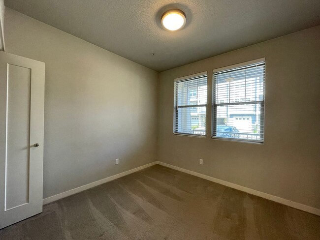 Building Photo - Bright 2Bd 2Ba Beaverton Condo!! By Nike, ...