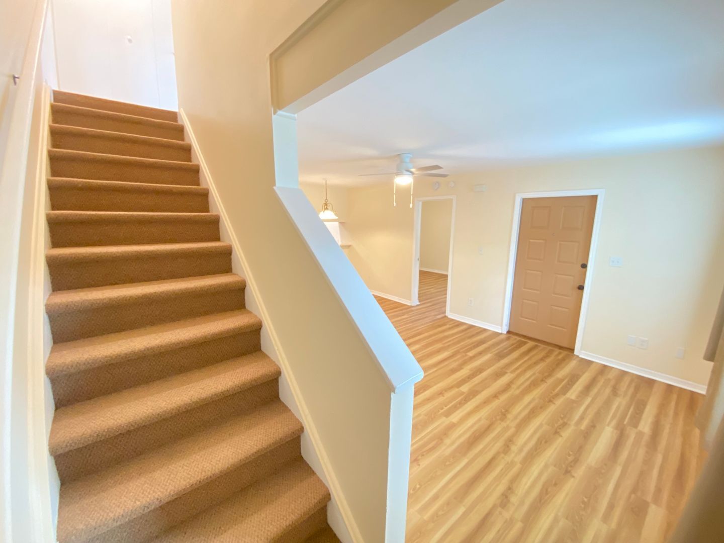 Building Photo - Wow! 2 bedroom, 2.5 bath, two story townho...