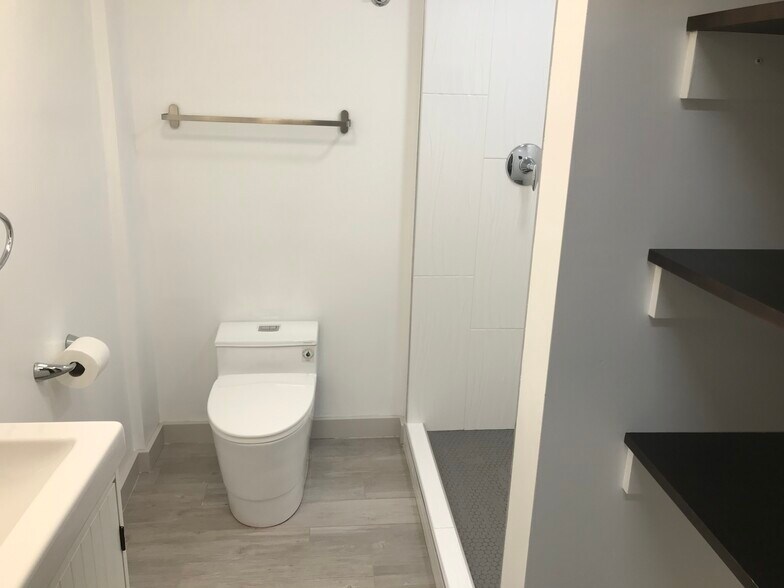 Building Photo - 5815 Rexford Dr