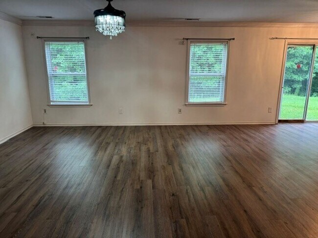 Building Photo - Nice 3/4 bedroom home