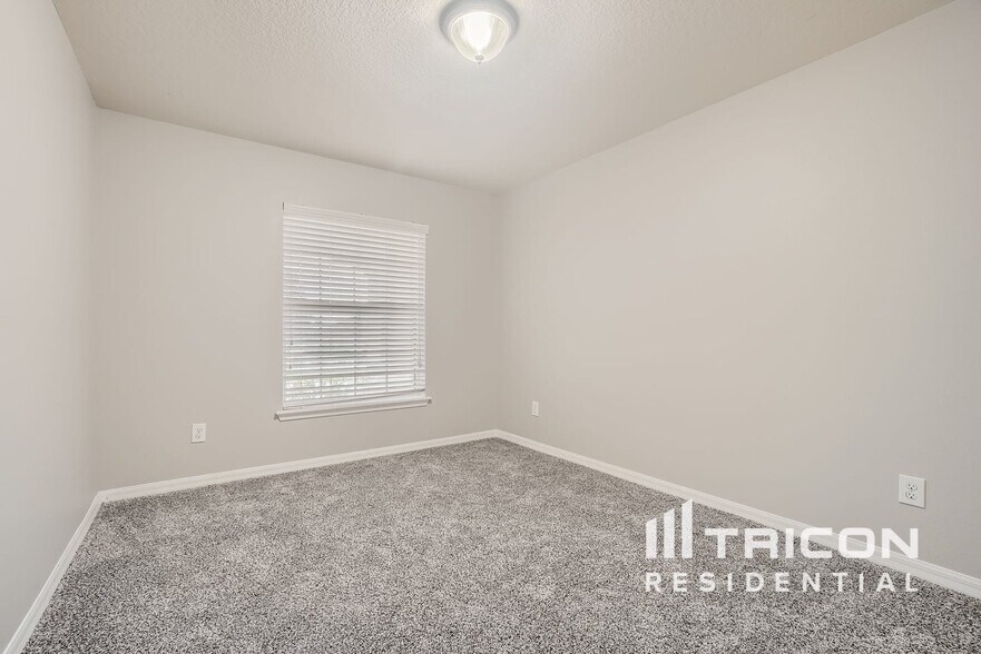 Building Photo - 11127 Lemay Dr