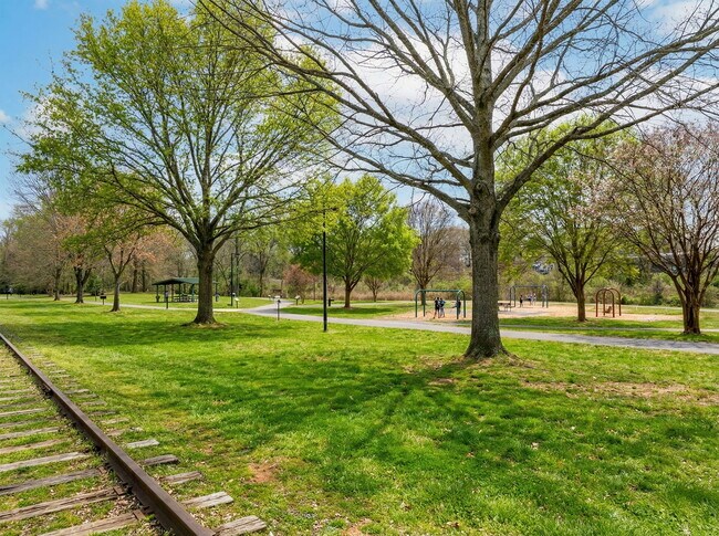 Building Photo - 644 W End Dr