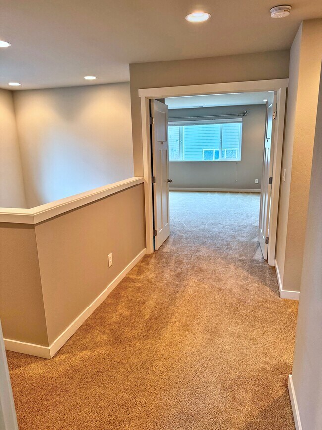 Building Photo - Seven Seven Oaks St SE