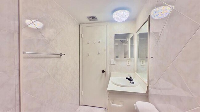 Building Photo - 9340 Lagoon Pl