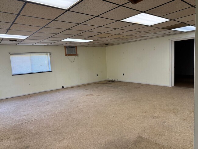 Building Photo - 300 Seneca Ln