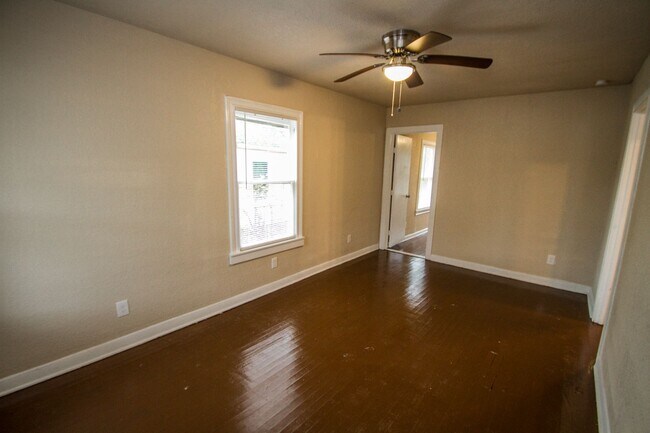 Building Photo - 932 Poinsettia St