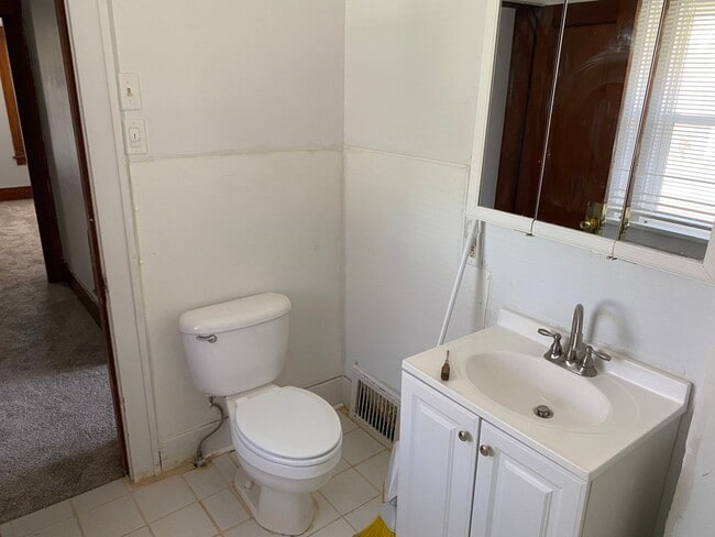 Building Photo - 2 bed 1 bath house $995