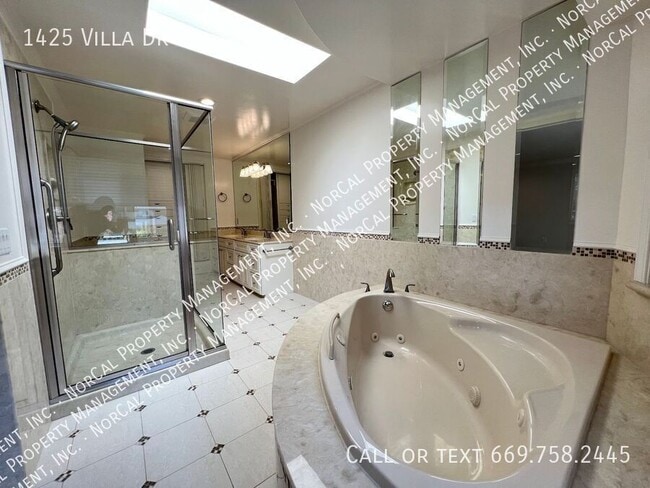 Building Photo - 1425 Villa Dr