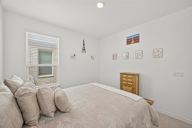 Building Photo - 8047 Prospect Dr