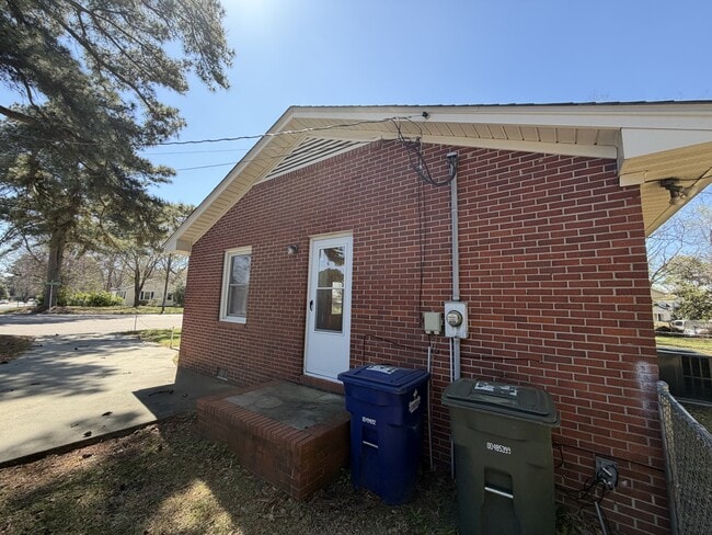 Building Photo - 1008 W Arlington Blvd