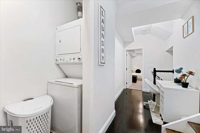 Building Photo - 919 Eastern Ave