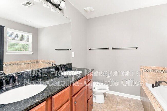 Building Photo - 3007 Fallondale Rd