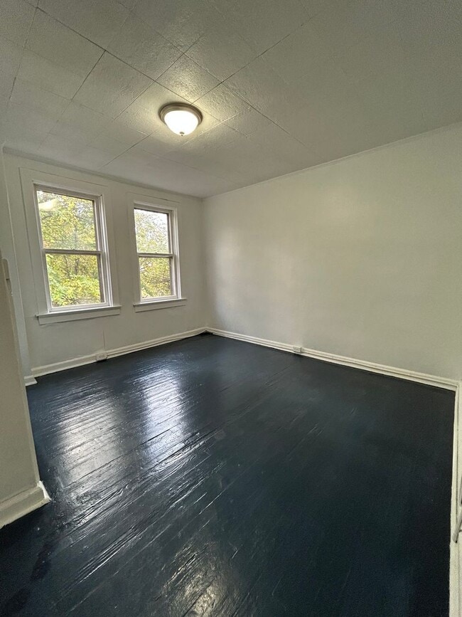 Building Photo - 2 bed 1 bath freshly renovated