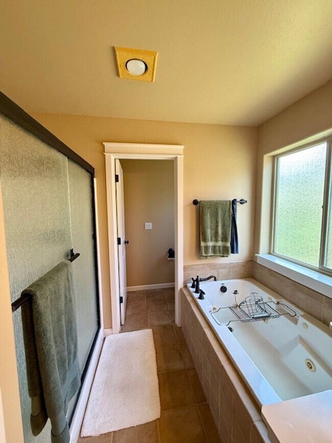 Building Photo - Spacious 3-Bedroom + Bonus Room Home in La...