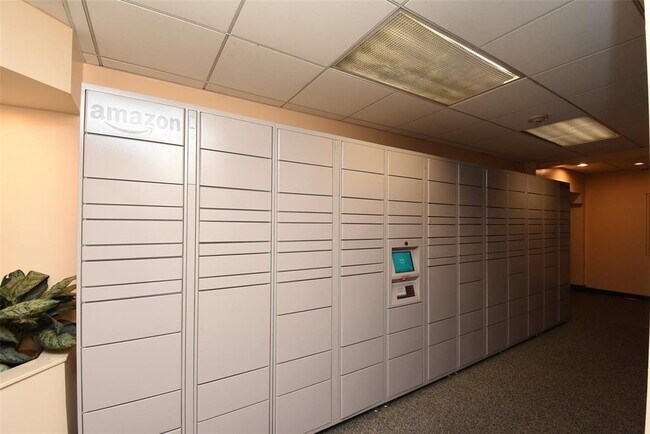 Building Photo - 2016 Main St