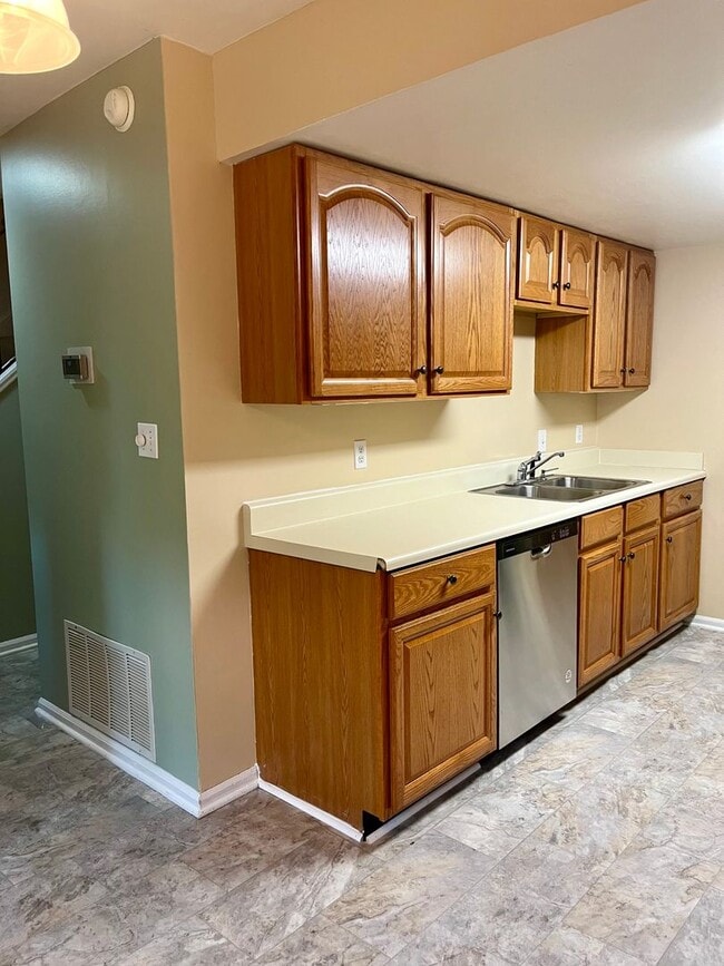 Building Photo - Charming 3-Bedroom Townhouse for Rent