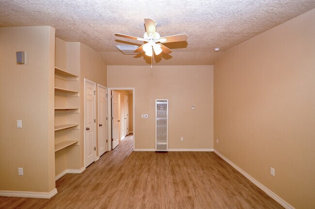 Building Photo - 1335 Ortiz Dr SE