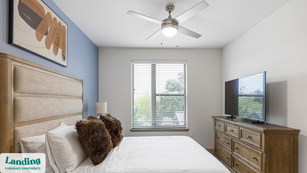 Building Photo - 2800 NE Green Oaks Blvd