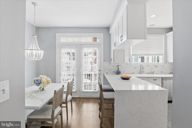 Building Photo - 308 S Fayette St