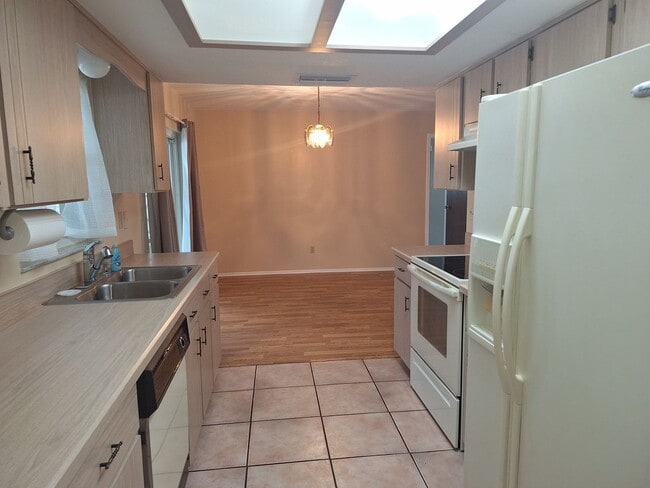 Building Photo - 2BR 2BA 1 CAR GARAGE DUPLEX IN PELICAN COVE WEST
