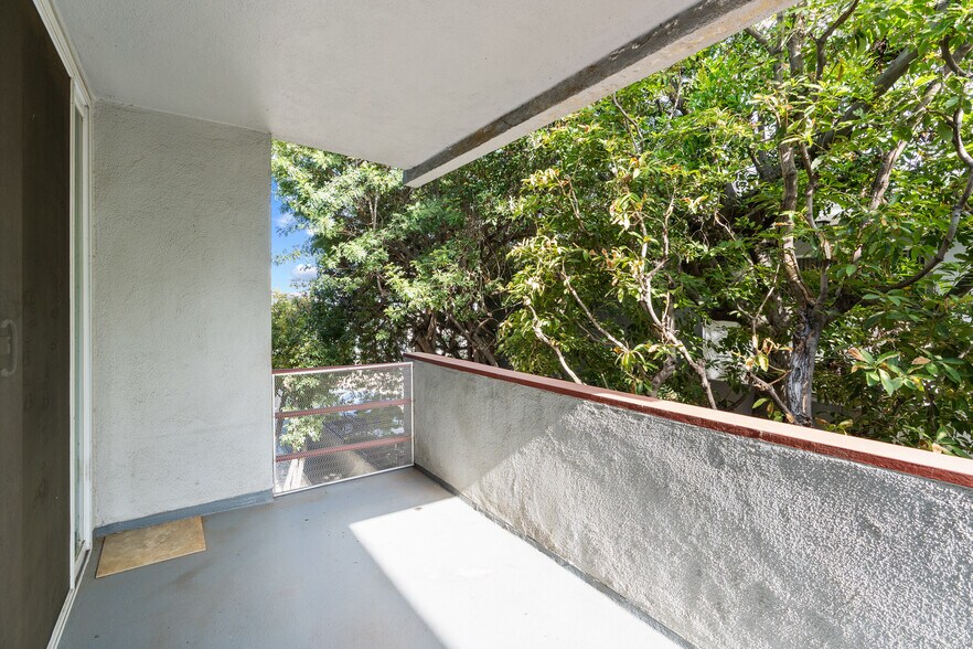 balcony - 4915 Tyrone Ave