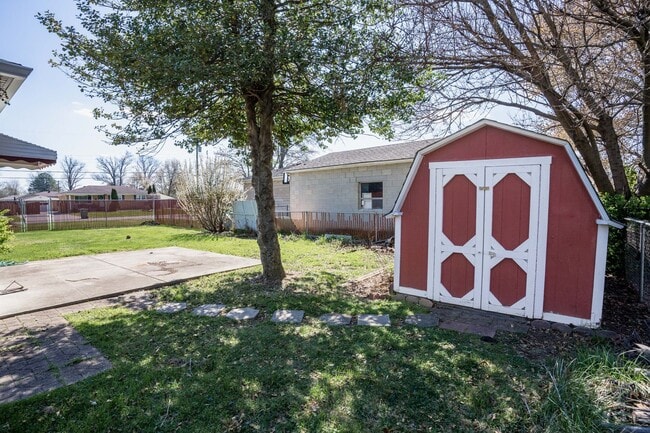Building Photo - Welcome to this charming 3-bedroom, 2 full...