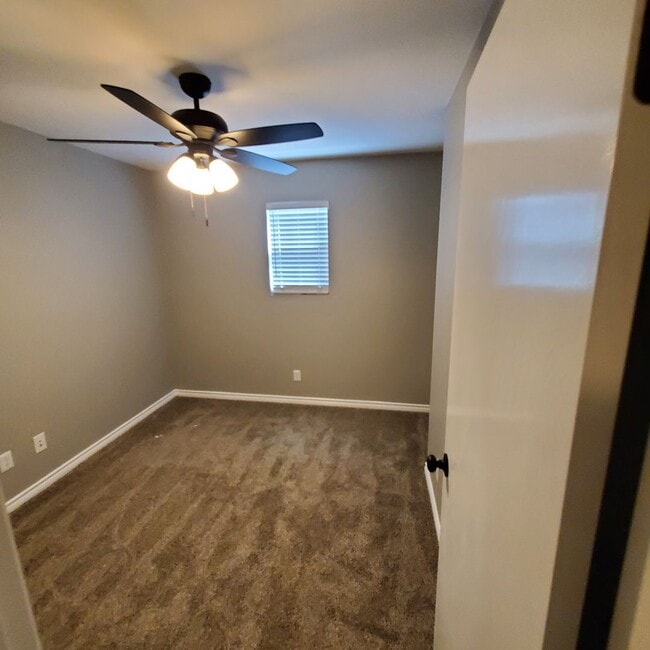 Building Photo - Beautiful Town Home