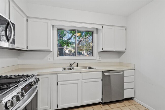 Building Photo - 1601 Thames Ct